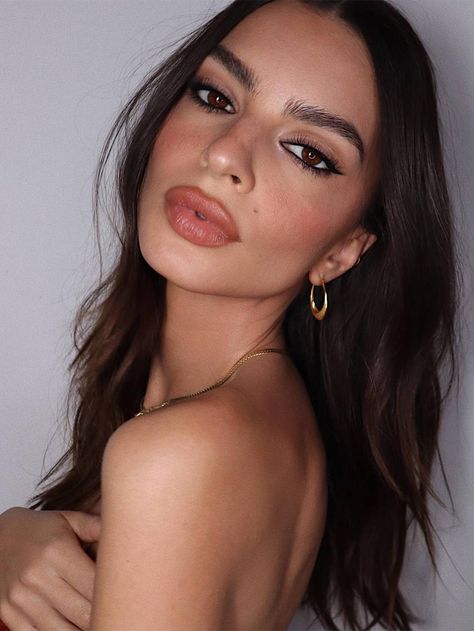 Makeup Inspo Natural Eyeliner, Emily Ratajkowski Makeup, Ratajkowski Style, Really Curly Hair, Haircut Tip, Thick Hair Cuts, Low Maintenance Haircut, Makeup Party, Thick Curly Hair