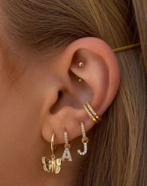 Piercing Oreille Conch, Ear Piercings Small Ears, 5 Ear Piercings, Pretty Ear Piercings Classy, Ear Stacking Ideas Minimalist, Contra Conch, Minimal Ear Piercings, Ear Piercing Ideas Silver, Conch Ear Piercings