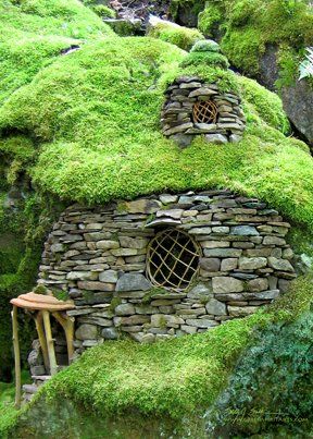 Greenspirit Arts: Emerald Moss Faerie House - Sally J Smith Casa Do Hobbit, Case Sotterranee, House Forest, Casa Hobbit, Faeries Gardens, Hobbit Hole, Unusual Homes, Hobbit House, Have Inspiration