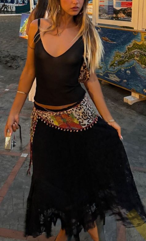 Coachella Outfit Simple, Boho Outfit Party, Beach Club Aesthetic Outfit, Boho Outfit Festival, Desert Concert Outfit, 2000s Bohemian Fashion, David Kushner Concert Outfit Ideas, Messy Look Outfit, Whimsy Boho Outfit