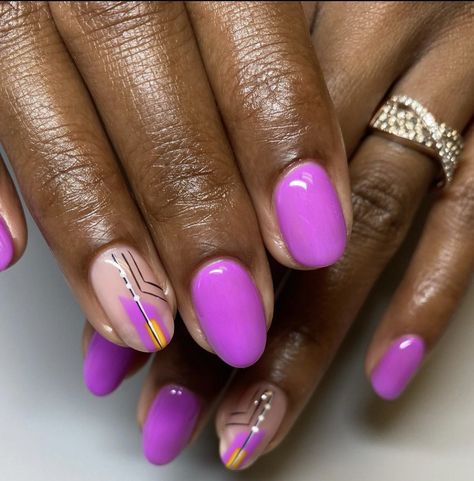 Dark Gel Nails Short, Purple Nails Brown Skin, Purple Nails On Dark Skin, Purple And Gold Nails Short, Purple And Gold Short Nails, Purple Gold Nail Art, Short Fall Nail Designs 2024, Dark Purple Nail Designs, Nails For Black Women