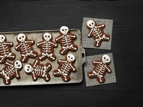 Get Chocolate-Cinnamon Skeleton Cookies Recipe from Food Network Party Food Ideas For Adults, Skeleton Cookies, Gingerbread Person, Children Cooking, Church Halloween, Spooky Halloween Food, Spooky Halloween Treats, Halloween Party Ideas, Savory Herb