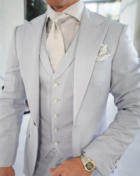 Best Mens Wedding Suits: 5 Ideas From Designers + Reels :heart: best mens wedding suits white jacket sebastian cruz #weddingforward #wedding #bride Wedding Suits White, White Wedding Suits For Men, Marriage Suits, Concrete Wedding, White Wedding Suit, Best Man's Outfit, White Tux, Wedding Tux, Mens Wedding Suits