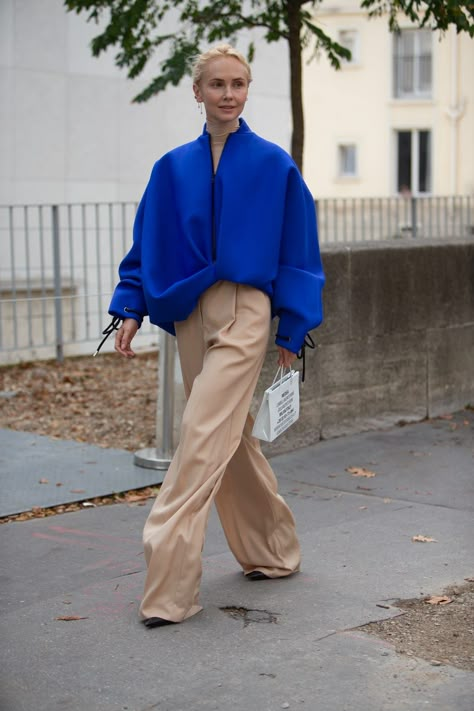 Navy Street Style, Milan Fashion Week 2023 Street Style, Blue Street Style, Paris Fashion Week 2023, Beige Hose, 2020 Street Style, Women Inspiration, Walking Down The Street, Paris Fashion Week Street Style