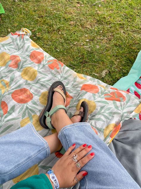 Teva Original Universal Outfit, Cute Teva Outfits, Socks And Tevas Outfit, Outfits With Teva Sandals, Chaco Sandals Outfit, Tevas Outfit Summer, Teva Sandals Aesthetic, Teva Sandals Outfit Hiking, Tevas Outfit Aesthetic