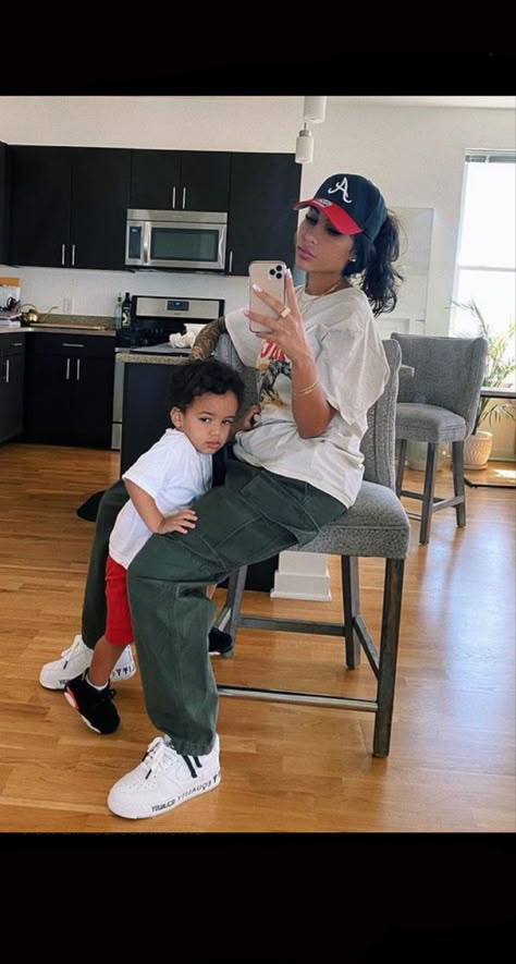 Mother And Son Goals, Mom And Son Goals, Mom And Son Aesthetic, Young Mom Style, Mommy Son Outfits, Mom And Son Outfits, Mommy Son, Mommy And Baby Pictures, Mommy And Me Photo Shoot