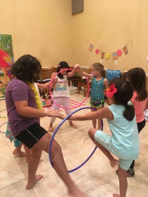 Double hula hoop game, lots of fun! Hula Hoop Games, Homeschool Summer, Hula Hop, Relay Games, Hoop Games, Summer Homeschool, Summer Camp Games, Minute To Win It Games, Beach Games