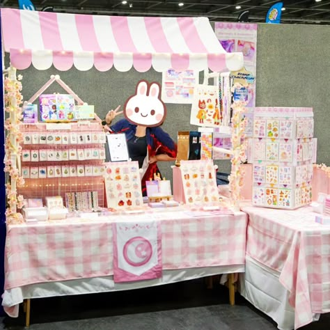 Ahh it took me far too long to make a proper THANK YOU!! post after MCM! So here it is! Thanks so much for visiting my little booth! Fingers crossed they'll accept me again in October..! 🌸 I've fallen really ill after the show so that's why I've been so quiet 😭 But feeling better now so I'm finally catching up with work! (This is a lie I don't think I'm ever going to catch up with all the work I have lol) ✨ Also please ignore the uneven tablecloth, I had to set up alone after having to send m... Aesthetic Booth Ideas, Cute Booth Display Ideas, Food Bazaar Booth Ideas, Booth Set Up, Booth Display Ideas Diy, Craft Booth Design, Art Fair Display, Convention Booth, Art Fair Booth