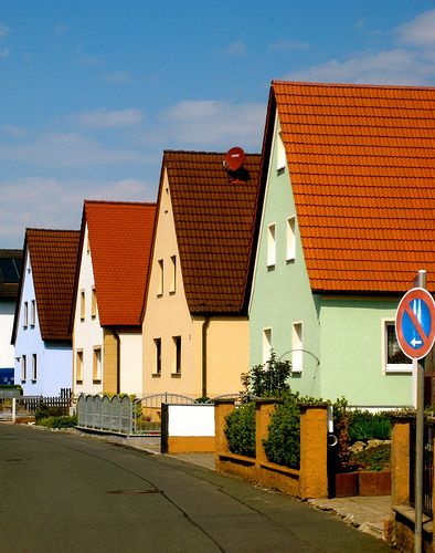 German Homes German Nostalgia, Open Space Layout, German Homes, 1980s Interior, Space Layout, Small House Exteriors, Colorful Homes, Childhood Aesthetic, Beautiful Germany