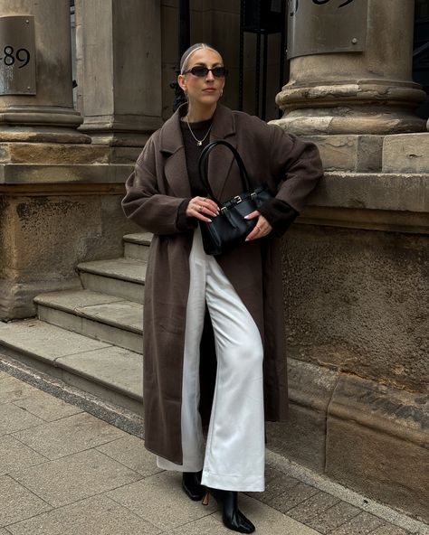 My coat collection was missing chocolate brown 🍫🤎🍂 . Coat - @hm Trousers - @abercrombie Jumper - @andotherstories Boots - @charleskeithofficial Sunglasses - @lespecs Necklace - @theofficialpandora . Outfit linked in my bio & on @shop.Itk . Chocolate brown, autumn outfits, coats, coat collection . . #chocolatebrown #coatcollection #coatseason #browncoats #browncoat #woolcoat #coatstyle #whitetrousers #knitweardesign #knitwearstyle #autumnoutfit #autumnoutfits #autumnoutfitideas #autumnoutfitin... Chocolate Brown Coat Outfit, Brown Jumper Outfit, Brown Long Coat Outfit, Brown Trench Coat Outfit, Chocolate Brown Outfit, Chocolate Brown Coat, Brown Coat Outfit, Jumper Outfits, Long Coat Outfit