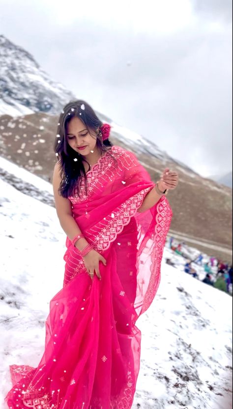 Snow Saree Photoshoot, Saree In Snow, Photoshoot In Snow, Saree Shoot, Winter Pics, Snow Photoshoot, Dream Photo, Snow Photography, Good Morning Beautiful Flowers