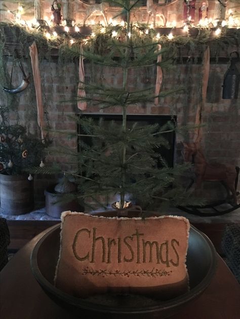 Faux Christmas, Primitive Christmas Decorating, Country Sampler, Primitive Colonial, Front Porch Christmas Decor, Colonial Christmas, Prim Christmas, Prim Decor, Primitive Christmas