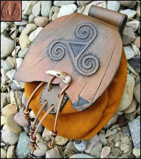 Viking bag with leather and wood Viking Bag, Hip Quiver, Leather Tooling Patterns, Tooling Patterns, Larp Costume, Leather Art, Belt Pouch, Veg Tan Leather, Leather Projects