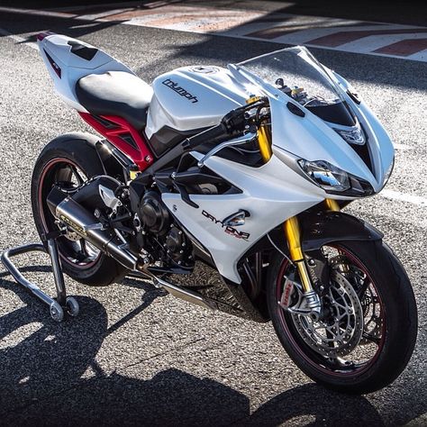 Triumph Daytona Daytona 675r, Triumph Daytona 675, Triumph Bikes, Triumph Daytona, Motorbike Design, Cafe Racer Motorcycle, Sports Bikes Motorcycles, Moto Bike, Custom Bike