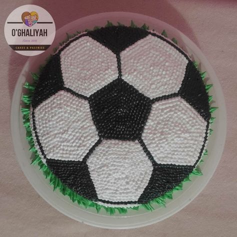 Soccer/Football Themed Cake By: O'Ghaliyah Cakes & Pastries #soccer #Football #cake #oghaliyah #soccerball #footballcake #ball #birthday #SangleyPoint #CaviteCity #Cavite #september #cavitebased #CaviteCakes #september2020 https://www.facebook.com/oghaliyah/ Football Themed Cakes, Cavite City, Cakes Pastries, Soccer Cake, Cakes And Pastries, Football Cake, Ball Birthday, Sports Party, Pastry Cake