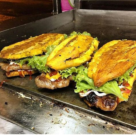 Tostones Sandwich, Tostones Burger, Dominican Food Dinners, Plantain Tostones, Dominican Dinner, Dominican Food Recipes, Dominican Cuisine, Dominican Republic Food, Dominicano Recipes