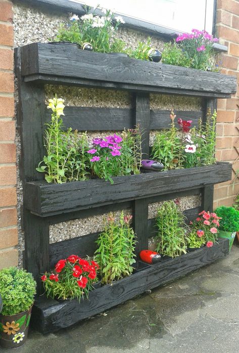 Wooden Pallet Garden Ideas, Pallet Plant Shelves, Palet Plant Stand, Plant Stand Pallet, Pallets For Plants, Pallet Vegetable Stand, Pallet Flower Stand, Homemade Plant Stands, Plants In Pallets