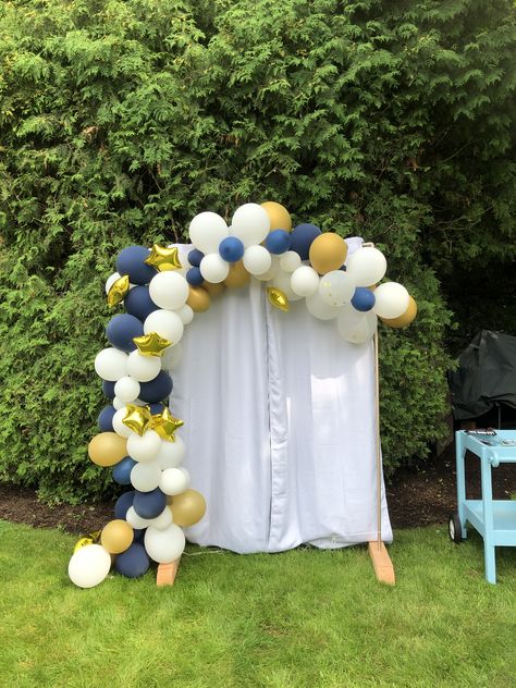 Diy Photo Booth Backdrop Graduation, Photo Booth With Balloons, Navy Backdrop Ideas, Photo Booth Balloon Backdrop, Homecoming Picture Backdrop Ideas, Grad Party Balloon Ideas, Ballon Arch Grad Party, Photo Backdrop Graduation Party, Balloon Arch Photo Booth