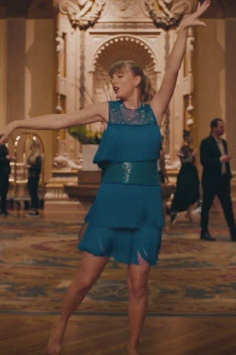 Taylor Swift is back with another amazing music video! During the iHeartRadio Music Awards on Sunday, the singer dropped the video for her song Delicate Music Video, Taylor Swift Outfits Music Videos, Taylor Swift Music Videos Outfits, Taylor Swift Dancing, Taylor Swift Delicate, Taylor Swift Costume, Taylor Swift Music Videos, Taylor Swift Dress, Taylor Outfits