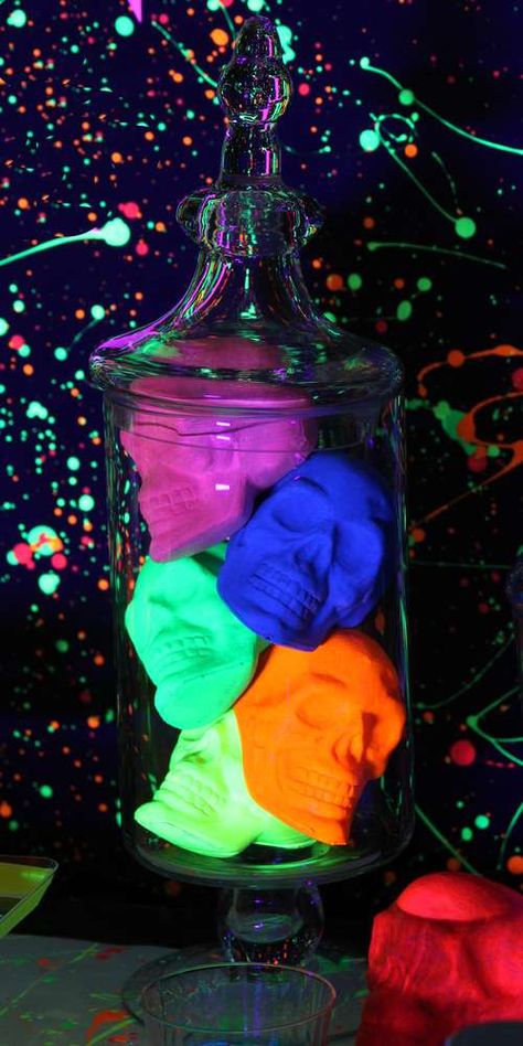 Glow In The Dark Haunted House Ideas, Glow Costume Halloween, Neon Halloween Party Ideas, Trippy Party Ideas, 80s Halloween Party Decorations, 80s Halloween Decor, Black Light Halloween Party Ideas, Glow In The Dark Trunk Or Treat, Neon Halloween Decorations