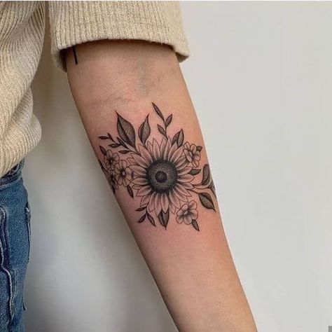 28 Attractive Sunflower Tattoo Ideas You'll Want Forever - 210 Pola Tato, Fineline Tattoo, Floral Composition, Inspiration Tattoos, Rosen Tattoo, Sunflower Tattoos, Stylist Tattoos, Classy Tattoos, Sunflower Tattoo Design