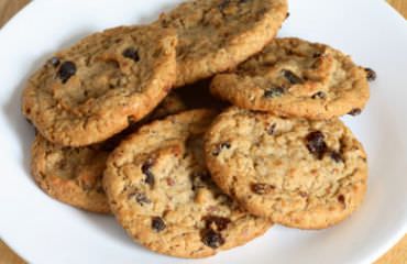 Starting today through Dec. 12, we're sharing our favorite, healthier cookie recipes on the dailySpark. Up first: a flavorful, fruity oatmeal cookie. via @SparkPeople 100 Cal Snacks, Recipes High In Protein, Spark People Recipes, High Calorie Breakfast, Raisins Benefits, Oatmeal Cookie Recipes Healthy, Healthier Cookies, New England Food, Gluten Free Oatmeal Cookies