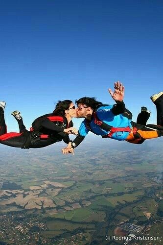 Já pulamos... E vms voar nas assas da liberdade...🖤 Sky Diving Couple, Sky Diving Photography, Tulum Travel Guide, هاكونا ماتاتا, Sky Diving, Rock Climbing Gear, Air Sports, Extreme Adventure, Outdoor Exercises