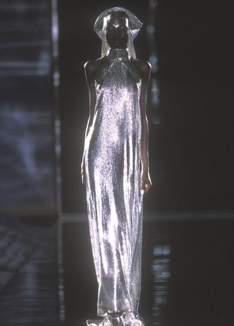 (a-state-of-bliss: Debra Shaw @ Paco Rabanne...) Debra Shaw, Futurism Fashion, Space Fashion, Runway Fashion Couture, Claudia Schiffer, Futuristic Fashion, Retro Futuristic, Future Fashion, Retro Futurism