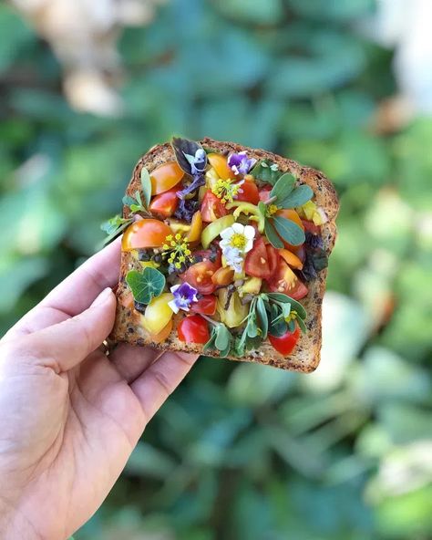 Garden Toast | Garden to Plate | Sustainable Holly Greens Vegetables, Tomatoes On Toast, Edible Flowers Recipes, Toast Toppings, Snacks Für Party, Flower Food, Radishes, Edible Flowers, Beautiful Food