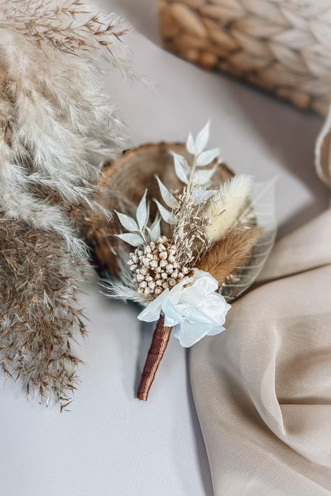 Wedding boutonnieres seem to be so underrated compared to well-marketed bride’s bouquets, don´t you think? Let’s rock the boat and make a difference by taking a closer look at some of the broom accessories and boutonnieres for men from DecorFlowerBar! Wildflower Boutonniere, Boutonniere Boho, Boho Boutonniere, Boutineer Wedding, Boutonniere White, Rock The Boat, Wedding Boutonnieres, White Boutonniere, Rustic Boutonniere