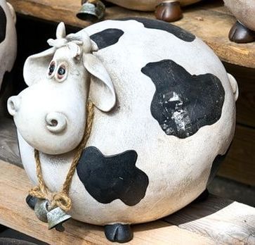 Ceramic Cows Pottery, Cow Pottery Ideas, Ceramic Cow Sculpture, Cow Pottery, Clay Cow, Ceramic Cow, Easy Clay Sculptures, Black And White Cow, Pottery Animals