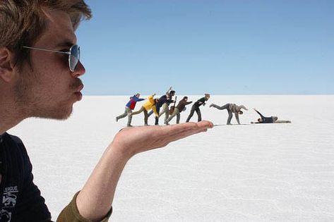 Forced Perspective Photography (9) Optical Illusions Mind Blown, Photo Illusion, Optical Illusion Photos, Forced Perspective Photography, Optical Illusions Pictures, Funny Optical Illusions, Funny Couple Pictures, Perspective Photos, Illusion Pictures