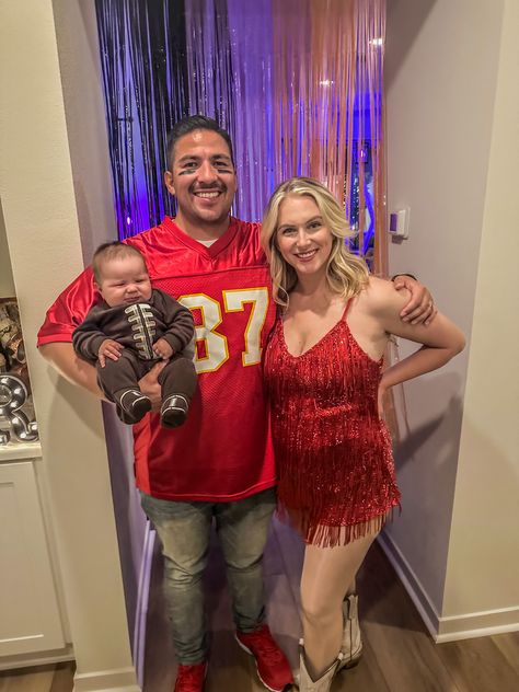 Taylor Swift Halloween Costume Couple, Taylor And Travis Costume, Taylor Swift And Travis Kelce Costume, Taylor Swift And Travis Kelce Couples Costume, Taylor Swift Couple Costume, Taylor Swift Travis Kelce Halloween, Taylor Swift Family, Couple Manifestation, Halloween Costume 2023