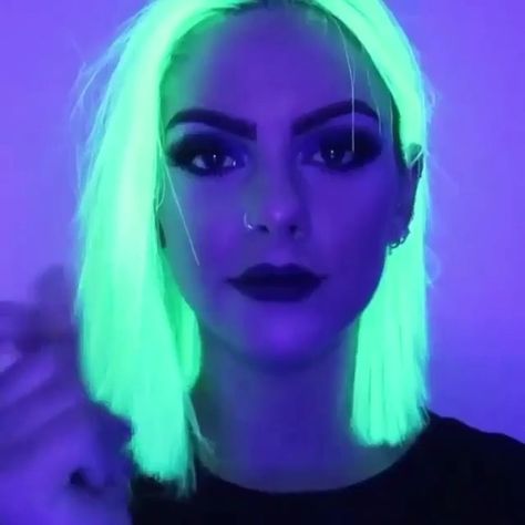 Makeup Tutorials & tips❤ on Instagram: “Glow in the dark 🌱😍 @sophiehannah  Follow for more: @holeyartist” Braid Hairstyle Tutorial, Neon Hair Color, Glow Hair, Short Grunge Hair, Neon Hair, Braid Hairstyle, Hair Color Pastel, Hairstyle Tutorial, Braided Hairstyles Tutorials