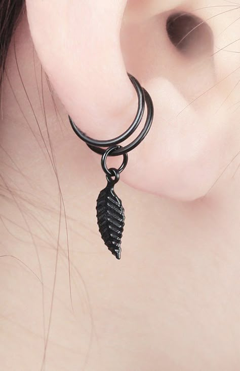 Ear Piercing For Women, Wire Ear Cuffs, Leaf Ear Cuffs, Feather Ear Cuff, Ear Cuff Piercing, Horn Pendant Necklace, Women Ideas, Emerald Earrings Studs, Piercing Ideas