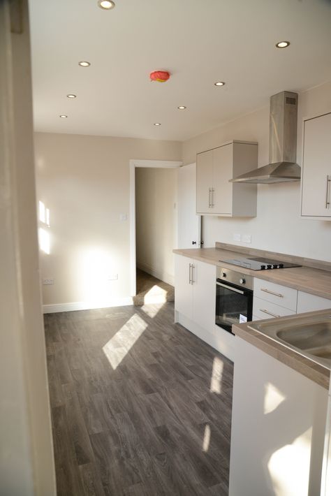 Howdens kitchen Greenwich Cashmere in Matt finish with grey oak block laminate worktop. @farrowandball skimming stone on the walls, and leyland white on the ceiling. #farrowandball #skimmingstone #howdens #howdenskitchens #greenwichcashmere #greyoakblock @howdensjoinery Grey And White Oak Kitchen, Kitchen Cashmere Matt, Howdens Greenwich Kitchen, Cashmere Matt Kitchen, Matt White Kitchen, White Kitchen Units, Cashmere Kitchen, Howdens Kitchen, Howdens Kitchens