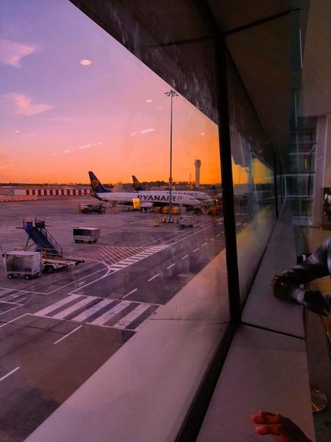 Airport/plane/travel sunset #SoloTravelExperience #BeyondSpa #AdventureSeeker #SoloJourney #TravelSolo Airplane Instagram Story, Airplane Instagram, Airport Airplane, Plane Photos, Airport Pictures, Airport Aesthetic, Dublin Airport, Travel Captions, Travel Pictures Poses