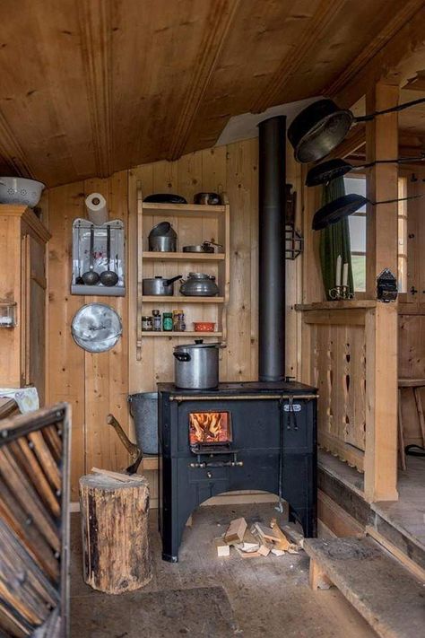 Casa Hobbit, Off Grid Cabin, Hunting Cabin, Tiny Cabins, Cabin Interiors, Cabin Living, Tiny Cabin, Tiny House Cabin, Small Cabin