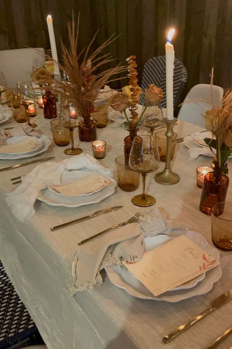 Impress your friends with these creative and stylish tablescape design perfect for your Friendsgiving celebration. Thanksgiving Table Spread, Friendsgiving Place Setting, Thanksgiving Tablescapes 2024, Classy Friendsgiving, Friendsgiving Aesthetic, Friendsgiving Tablescape, Thanksgiving Table Settings Elegant, Tablescape Thanksgiving, Thanksgiving Hosting