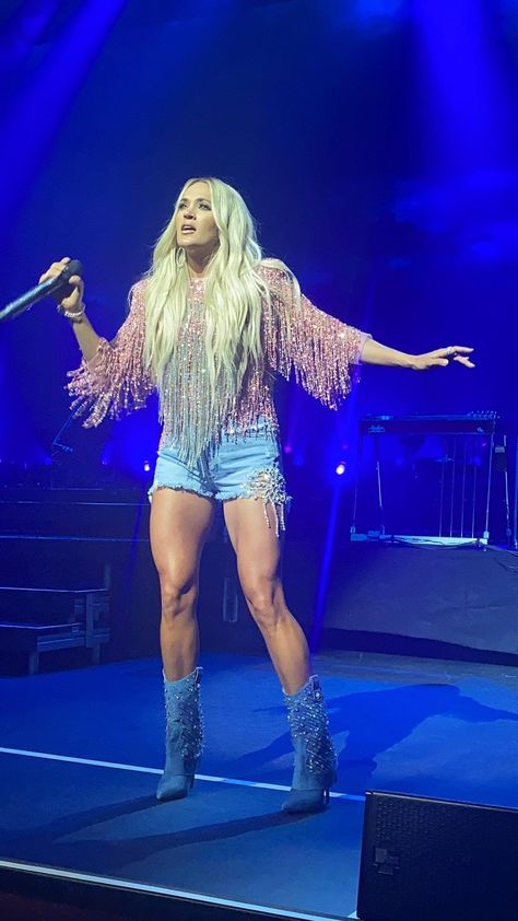 Carrie Underwood Songs, Carry Underwood, Carrie Underwood Legs, Famous Country Singers, Denim And Rhinestones, Carrie Underwood Hair, Carrie Underwood Pictures, Carrie Underwood Style, Carrie Underwood Photos