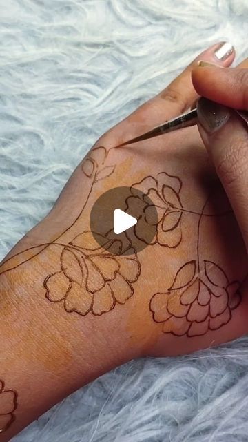 Easy Mehndi Designs Back Hand, Easy Simple Henna Designs, Mehndi Simple Easy, Draw Henna, Simple Henna Designs Hand, Leg Henna, Simple Mehndi Design, Eid Henna, Mehndi Simple