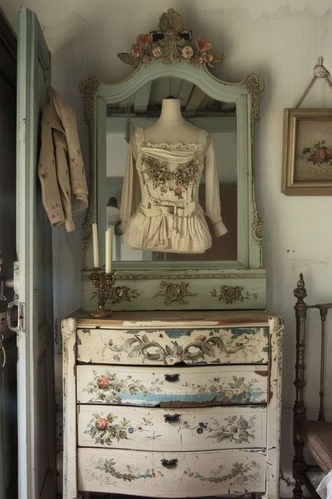 Vanity Table Vintage, Vintage Inspired Bedroom, Vintage Bedroom Furniture, Vintage Trunks, Bedroom Items, Traditional Bed, Vintage Bedroom, Modern Dresser, Bedroom Vintage