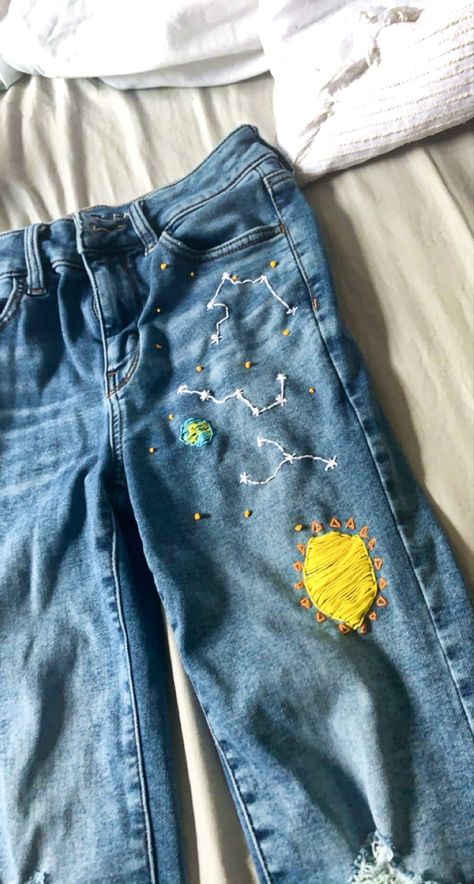 Embroidery Galaxy, Space Jeans, Galaxy Embroidery, Embroidered Jeans Diy, Space Embroidery, Diy Aesthetic, Easy Pixel Art, Jeans Diy, Embroidered Jeans