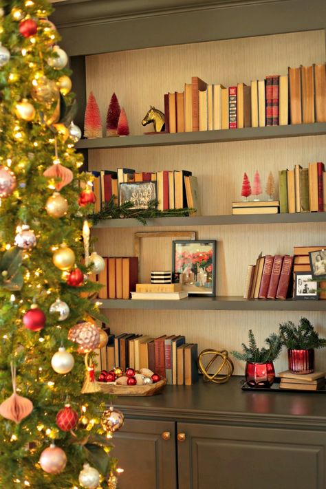 Christmas Bookshelf, Decorating Bookshelves, Bookcase Styling, Bookshelf Styling, Bookshelves Diy, Christmas Living Rooms, Decorating Shelves, Christmas Keepsakes, Bookshelf Decor