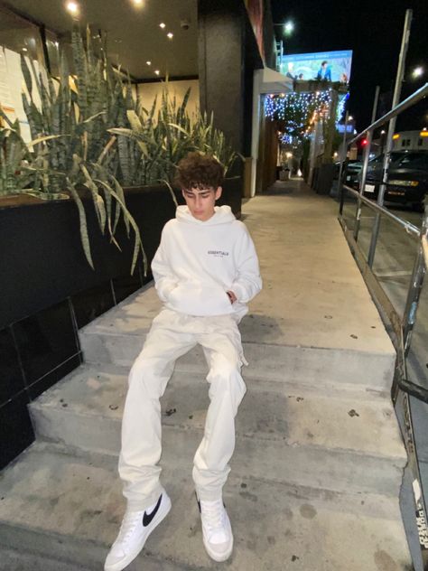 Outfits With White Jeans Men, White Sweatpants Outfit Men, White Sweatshirt Outfit Men, White Jeans Outfit Men, White Hoodie Outfit Men, Nike Sweats Outfit, Crewneck Outfit Men, White Sweatpants Outfit, White Pants Outfit Winter