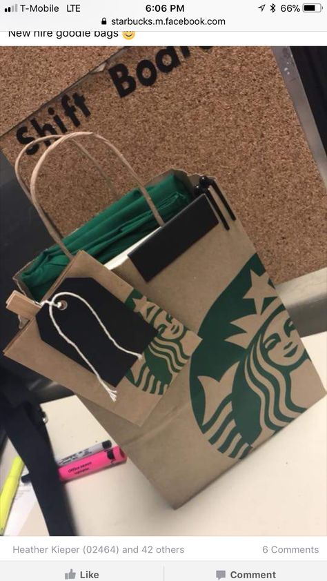 Partner first day bag! Starbucks Manager, Starbucks Partner, Starbucks Employee, Starbucks Chalkboard, Starbucks Crafts, Coffee Chalkboard, Starbucks Ideas, Starbucks Cafe, Starbucks Aesthetic