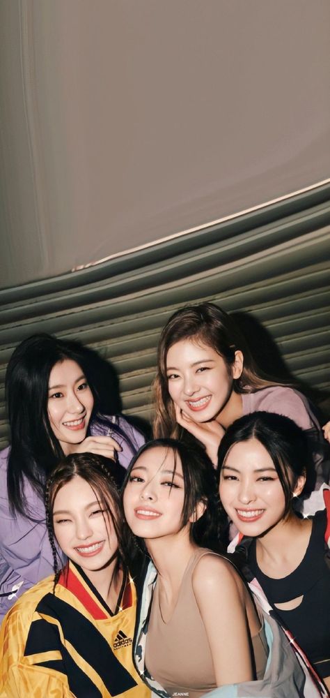 Itzy Iphone Wallpaper, Itzy Group Photo Wallpaper, Itzy Ot5, Woo Man, Mafia Wallpaper, Itzy Wallpaper, Amagi Brilliant Park, Kpop Entertainment, Girl Bands