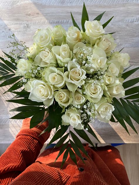 white roses, roses blanches, white flower, bouquet de roses, bouquet de fleurs, fleurs aesthetic, flowers aesthetic, fall aesthetic Flowers White Roses, Small White Flowers, Flowers White, White Roses, White Flowers, Roses, Table Decorations, Flowers, White