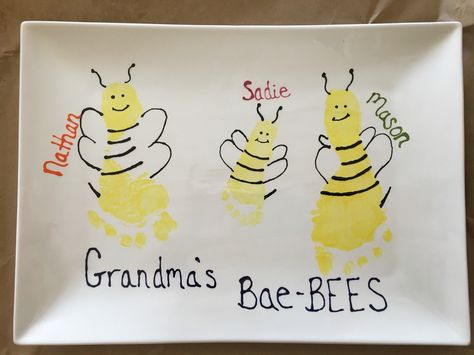 Grandma's bae-bees plate Ceramic Pottery Painting, Clay Imprints, Bee Plate, Pottery Painting Studio, Baby Hand And Foot Prints, Bee Plates, Animals Birthday, Paint Your Own Pottery, Baby Footprints