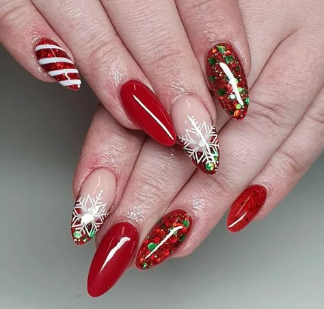 Christmas Nail Colors, Nail Pics, Nails Holiday, Red Christmas Nails, Festive Nail Art, Diy Acrylic Nails, Cute Christmas Nails, Nails 2022, Sweater Nails